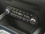 運転席と助手席で個別に温度設定ができるフルオートエアコンを装備。シートヒーターも備え、寒い季節も快適です。上質感漂うダイヤルやスイッチ類を、ぜひ店頭でお確かめください。