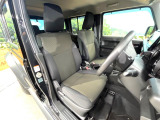 運転席まわりには十分なスペースがあり、大柄な方でもゆったり運転していただける環境です。