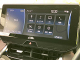 大型ディスプレイが、運転をサポートする様々な情報を分かりやすく表示。直感的な操作で、快適なドライブを演出します。充実した機能で長距離も安心です。