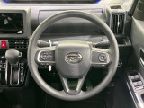 インテリアに合わせたデザインのステアリングは、運転される方のことも考え、運転しやすい形状、大きさです。是非一度、実際に触ってお確かめください。