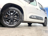 ●純正16インチアルミホイール:輸入車ならではの卓越した走りを支えるホイールと足回りです!日本車の走りに慣れている方にもぜひ体感して頂きたいほど、高いレベルでまとまっています!
