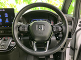 握りやすい形状で、快適なドライビングをサポート。操作スイッチも配置され、運転中でも直感的に操作できます。上質な質感も魅力です。