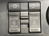 【両側パワースライドドア】スマートキーや運転席のスイッチで後席両側スライドドアの開閉が可能♪電動だから力を入れてドアを開ける必要が無く、小さなお子様でも簡単に開け閉めでき快適です♪