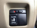 左側電動スライドドアは運転席からでも操作ができるように、ハンドル付近に開閉の操作スイッチが付いています。
