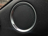 車内音響に合わせてチューニングされた専用スピーカーのBOSEシステム。奥行きのある澄んだ音と驚きの臨場感で、移動時間をプレミアムな音楽空間へと進化させます。