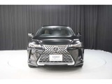 エクステリアは、一目でLEXUSとわかるスピンドルグリルを起点に、人が乗るキャビンの前後を大胆に絞り込んだ菱形のボディと力強く張り出したホイールフレアを融合させ、タイヤの存在を強調しています。