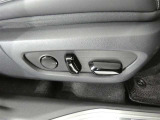 運転席パワーシート搭載。微妙な調整が手軽にでき、ピッタリのポジションで運転することが可能です。