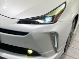 【LEDヘッドライト】悪天候や夜間走行時も良好な視界を確保し安心して運転できる高輝度LEDヘッドライトを装備!点灯速度が早く、消費電力も抑えられています。
