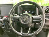 握りやすいステアリングは、運転の負担を軽減。操作性も良く、スムーズなハンドリングを実現します。運転席からの眺めも良好です。