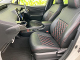 運転席からの視界は広く、運転操作もスムーズに行えます。シートの状態も良く、快適なドライブをサポートします。