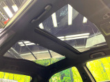 【ガラスルーフ】ガラスルーフ搭載で車内の解放感が一気にアップ!開放的なドライブをお楽しみいただけます。