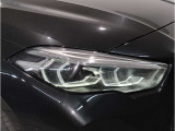 【LEDヘッドライト】先進のLEDテクノロジーを採用。放射される白色光の周波特性は太陽光に近く、バイキセノン・ヘッドライトを上回るコントラストで更に明るく輝きます!