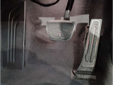 【ペダル】BMWはオルガン式アクセルペダルを採用しています。踏み込む足とペダルが同じ軌跡を描くため、かかとがずれにくく、アクセルコントロールがよりしやすくなるメリットがあります。