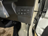 運転席右側のスイッチパネル。前後コーナーセンサーやスマートアシスト等の安全機能のスイッチが並んでいます。