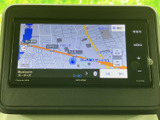 見やすい地図画面で、目的地へのナビゲーションをスムーズに。渋滞情報も表示され、快適な移動をサポートします。
