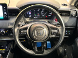 【パドルシフト】ハンドルから手を離さずに素早くシフトアップ&ダウンができるので、エンジンブレーキを使う下り坂や高速道路の合流で加速したい場面で役立ちます。