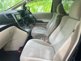 運転席からの視界は良好で、運転操作もスムーズに行えます。快適なドライビングをサポートする、機能的な空間です。
