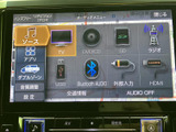 多彩なメディアに対応。CDやUSB、Bluetoothなど、お好みの音楽を車内で楽しめます。ラジオ機能も充実しており、様々な情報を手軽にチェックできます。