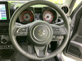 握りやすい形状のステアリングが、快適な運転操作をサポート。操作性にも優れており、スムーズなドライビングを実現します。上質な素材感も魅力です。