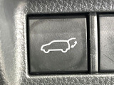 【パワーバックドア】スマートキーや運転席のボタンを押すだけでリアゲートが自動で開閉します!荷物を持っている時や、高い位置にあるバックドアを閉める際に便利な機能です♪