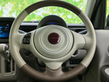 握りやすいステアリング形状で、快適なドライビングを実現。操作性にも優れ、運転の楽しさを引き立てます。