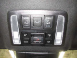 運転席・助手席両側で使いやすい、オーバーヘッドの両側パワースライドドア操作スイッチです。