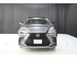 エクステリアは、一目でLEXUSとわかるスピンドルグリルを起点に、人が乗るキャビンの前後を大胆に絞り込んだ菱形のボディと力強く張り出したホイールフレアを融合させ、タイヤの存在を強調しています。