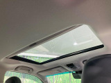 【サンルーフ】開放感たっぷりの希少装備、サンルーフが装着されています!車内に明かりを取り入れたり景色を楽しむ以外にも、車内の空気も簡単に換気できて快適です!