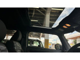 ガラスルーフです。開閉はしませんがオープンカーのような開放感のあるドライブを楽しめます。日差しをさえぎるシェードつきです。