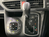 【左右独立型フルオートエアコン】運転席と助手席でそれぞれお好みの温度に設定可能。同乗者にも配慮した、快適な空調をお届け致します。