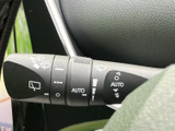 雨の日の運転をサポートするワイパーレバー。雨量に応じて、ワイパーの作動速度を調整できます。視界をクリアに保ち、安全運転に貢献します。