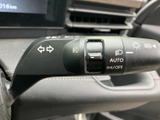 操作しやすい位置に配置されたウインカーレバー。直感的な操作で、安全な車線変更をサポートします。オートリターン機能で、操作ミスも防ぎます。
