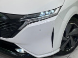 【LEDヘッドライト】悪天候や夜間走行時も良好な視界を確保し安心して運転できる高輝度LEDヘッドライトを装備!点灯速度が早く、消費電力も抑えられています。