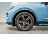 21インチ Macan Offroad Design ホイール搭載です。