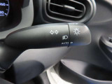 スイッチをオートに設定しておけば、車外の明るさに応じて自動的にヘッドランプを点灯・消灯します。夕暮れ時やトンネルの続く山道などを走行する時に便利なコンライトを装備しています。