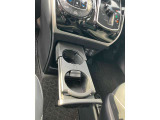 運転席と助手席の間にもドリンクホルダーがあります。