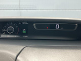視認性の高いメーターで、運転に必要な情報を的確に把握できます。運転状況が一目でわかり、安全運転をサポートします。洗練されたデザインも魅力です。