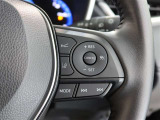 アダプティブクルーズコントロール機能付きです。走行中に先行車の様子を検知しながら、設定した車速の範囲内で先行車との距離のキープを支援します。詳細は販売店スタッフまでおたずねください。