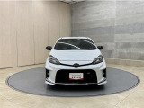 お車購入のポイントとなるフロントマスクです!シャープな目つきが印象的なデザインのヘッドランプです。