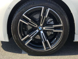 BMW純正18インチホイール。洗練されたデザインで、足元の個性を引き立てます。