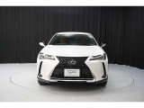 エクステリアは、一目でLEXUSとわかるスピンドルグリルを起点に、人が乗るキャビンの前後を大胆に絞り込んだ菱形のボディと力強く張り出したホイールフレアを融合させ、タイヤの存在を強調しています。