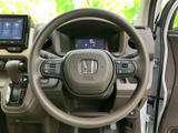 握りやすいステアリングは、運転操作をスムーズに。操作性にも優れ、快適なドライビングをサポートします。手に馴染む形状です。
