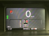 見やすい表示で運転状況をしっかり把握できます。走行距離も確認でき、安心してお乗りいただけます。シンプルながらも必要な情報がひと目で分かる設計です。