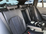 後席も使用感はさほど感じず、運転席・助手席同様に清潔感があります。後席シートもしっかりと作り込まれていますので、座り心地も悪くありません。是非、実車にてご確認下さい。