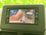停車中に、旅の思い出を振り返ったり、ニュースをチェックしたりできます。後部座席の方も楽しめる一台です。長距離移動も快適に過ごせます。