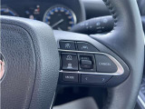 アダプティブクルーズコントロール機能付きです。走行中に先行車の様子を検知しながら、設定した車速の範囲内で先行車との距離のキープを支援します。詳細は販売店スタッフまでおたずねください。
