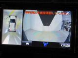 パノラミックビューモニター付きです。車両を上から見たような映像をディスプレイオーディオ画面に表示。運転席からの目視だけでは見にくい、車両周辺の状況をリアルタイムでしっかり確認できます。