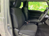 運転席は、シンプルで機能的なデザイン。操作性に優れた配置で、快適なドライビングをサポートします。広々とした空間も魅力です。