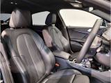 【コックピットシート】BMW車の主役席。車体中央にくる様に配置し車両重心とが一致する事でドライバーと車との一体感あるドライビングを実現。人間工学に基づき形成した形状が長時間のドライブ疲労も軽減します!