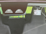 【スマートアシスト】走行中に前方の車両等を認識し、衝突しそうな時は警報とブレーキで衝突回避と被害軽減をアシスト。より安全にドライブをお楽しみいただけます。